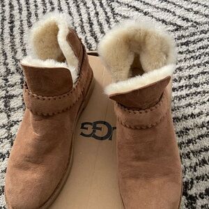 Like New UGG Tan Shearling Ankle Boots